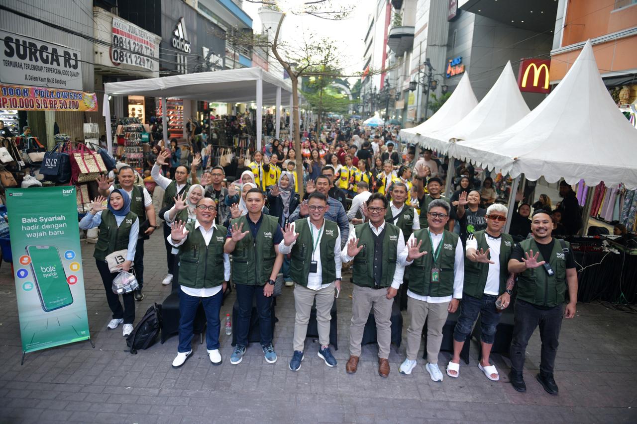 Foto :&nbsp;Ari Kurniawan Direktur Network &amp; Retail Funding Bank Syariah Nasional (Bank BSN) tengah&nbsp;bersama para karyawan dalam kegiatan&nbsp;Tanggung Jawab Sosial dan Lingkungan (TJSL) di Bandung.